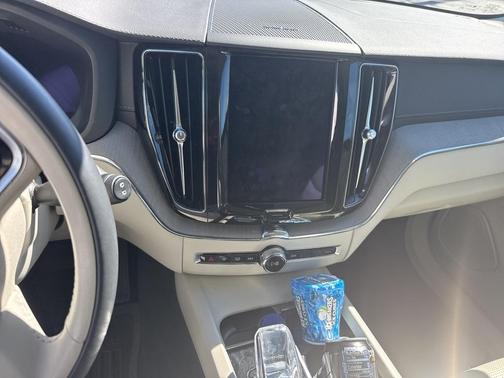 2023 Volvo XC60 B5 Ultimate Bright Theme