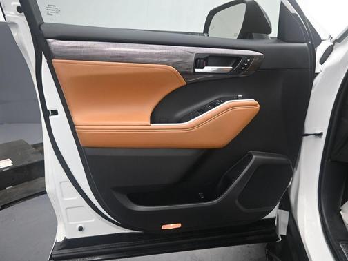 2023 Toyota Highlander Hybrid Platinum