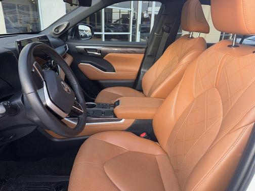 2023 Toyota Highlander Hybrid Platinum