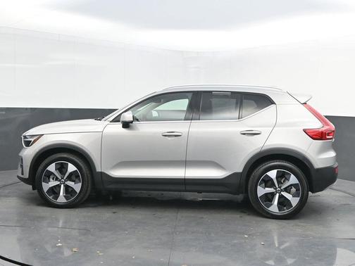 2025 Volvo XC40 B5 Plus Bright Theme