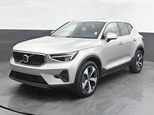 2025 Volvo XC40 B5 Plus Bright Theme