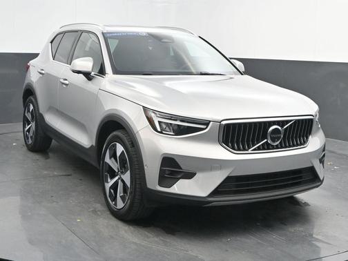 2025 Volvo XC40 B5 Plus Bright Theme