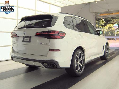 Mineral White Metallic 2024 BMW X5 M60i