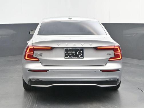 Silver 2024 Volvo S60 B5 Plus Dark Theme