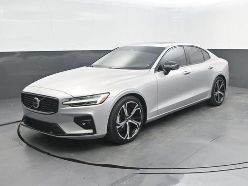 Silver 2024 Volvo S60 B5 Plus Dark Theme
