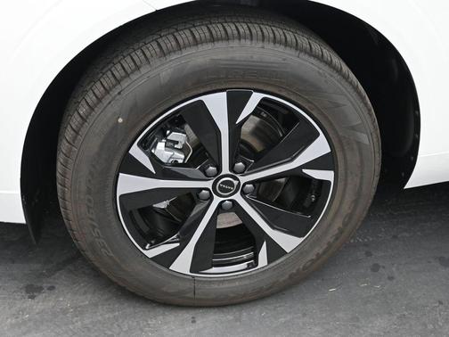 Crystal White 2026 Volvo XC60 B5 Core