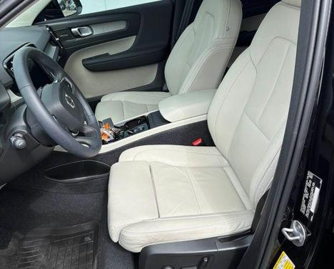 Onyx Black Metallic 2024 Volvo XC40 B5 Plus Bright Theme