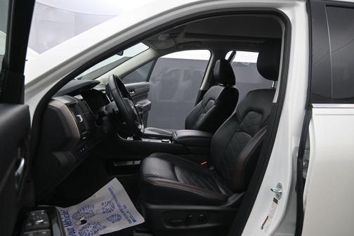 White 2023 Nissan Pathfinder Platinum