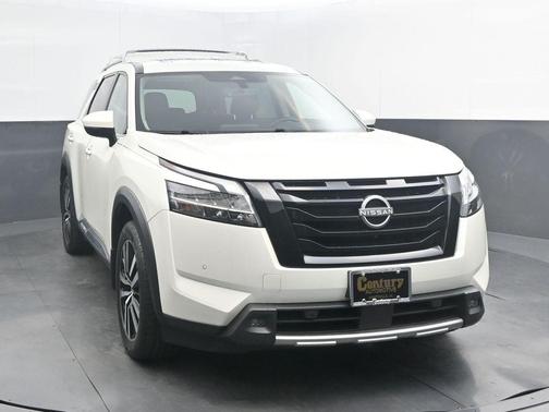 White 2023 Nissan Pathfinder Platinum