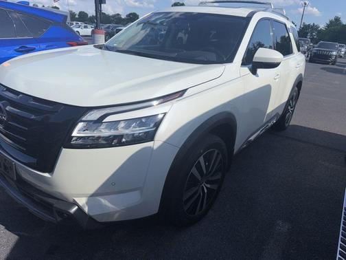 White 2023 Nissan Pathfinder Platinum