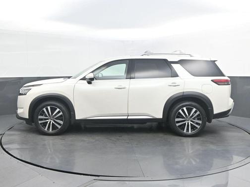 White 2023 Nissan Pathfinder Platinum