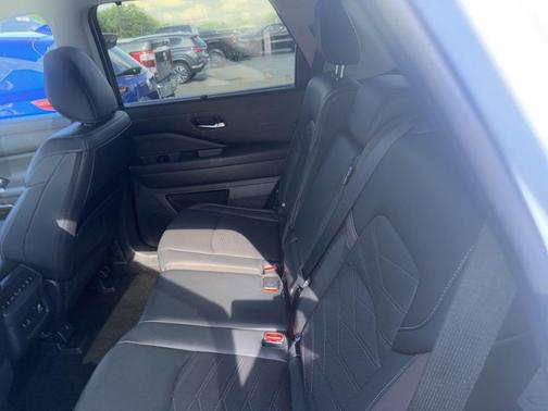 White 2023 Nissan Pathfinder Platinum