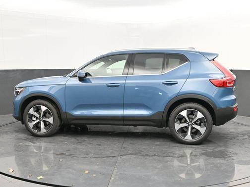 2025 Volvo XC40 B5 Core Bright Theme