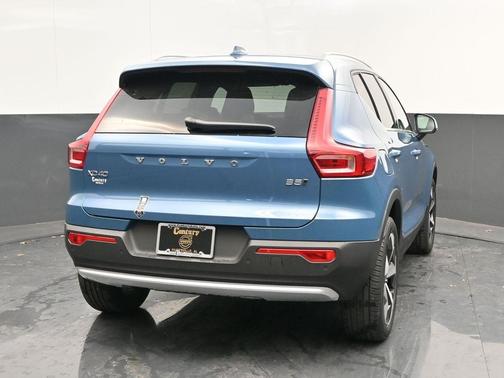 2025 Volvo XC40 B5 Core Bright Theme