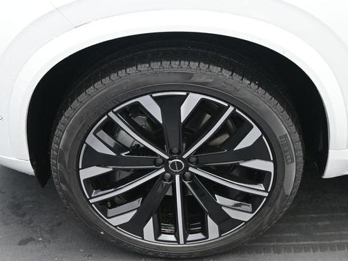 Crystal White Pearl 2026 Volvo XC90 B6 Plus 7-Seater
