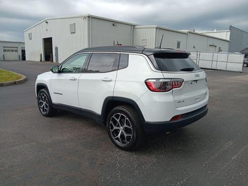 Bright White Clearcoat 2024 Jeep Compass Limited
