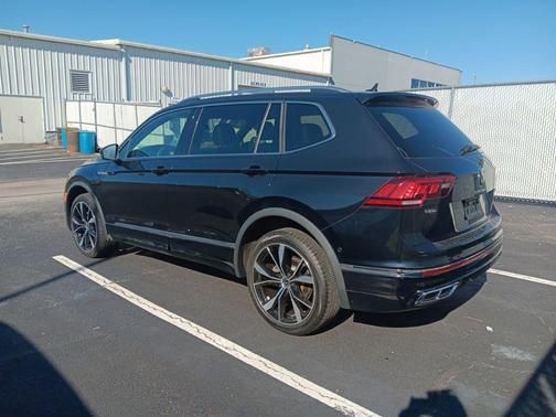 Deep Black 2023 Volkswagen Tiguan 2.0T SEL R-Line 4MOTION