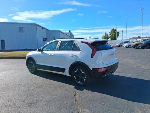 Snow White Pearl 2023 Kia Niro EV Wind