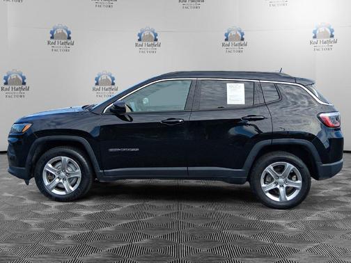 Diamond Black Crystal Pearlcoat 2024 Jeep Compass Latitude