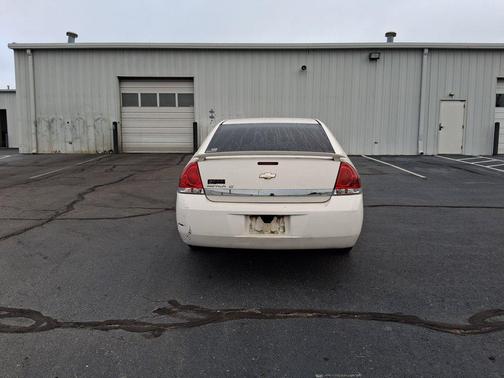 White 2009 Chevrolet Impala LT