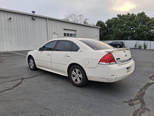 White 2009 Chevrolet Impala LT