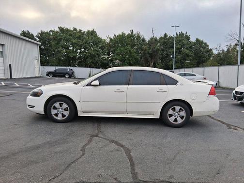 White 2009 Chevrolet Impala LT