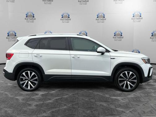 Pure White 2022 Volkswagen Taos 1.5T SE