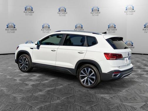 Pure White 2022 Volkswagen Taos 1.5T SE