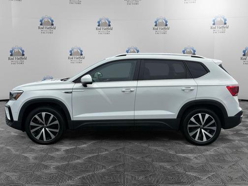 Pure White 2022 Volkswagen Taos 1.5T SE