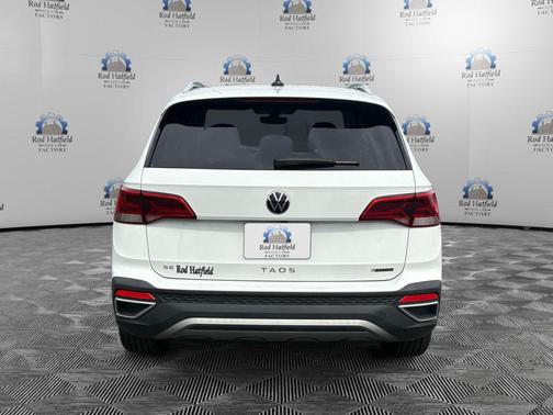 Pure White 2022 Volkswagen Taos 1.5T SE