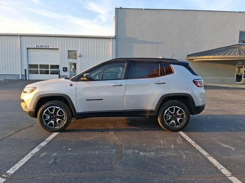 Silver Zynith Metallic Clearcoat 2025 Jeep Compass Trailhawk