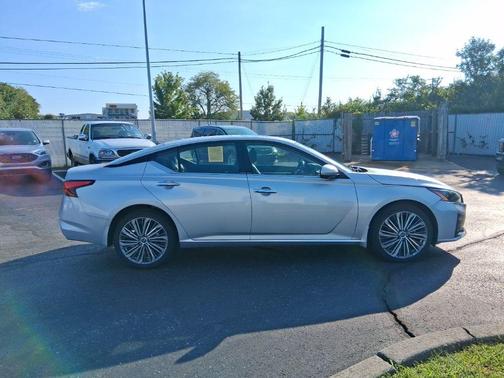 Brilliant Silver Metallic 2023 Nissan Altima 2.5 SL