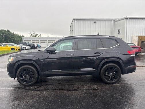 Deep Black 2022 Volkswagen Atlas 2.0T SE w/Technology 4MOTION