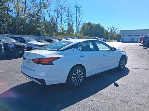 Glacier White 2025 Nissan Altima 2.5 SV