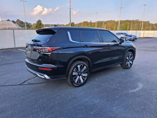 Labrador Black Pearl 2025 Mitsubishi Outlander SE S-AWC