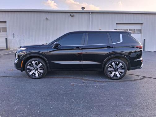 Labrador Black Pearl 2025 Mitsubishi Outlander SE S-AWC