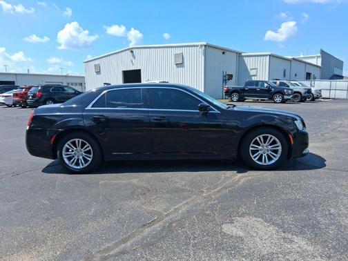 Gloss Black 2019 Chrysler 300 Touring