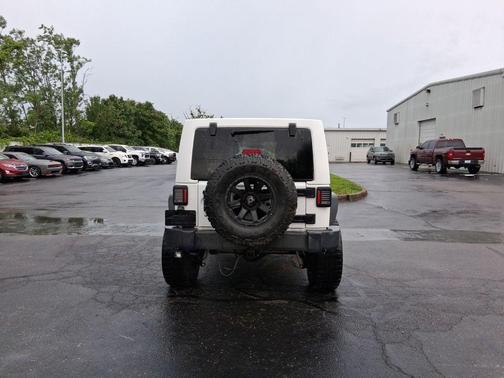 Bright White Clearcoat 2012 Jeep Wrangler Unlimited Sahara