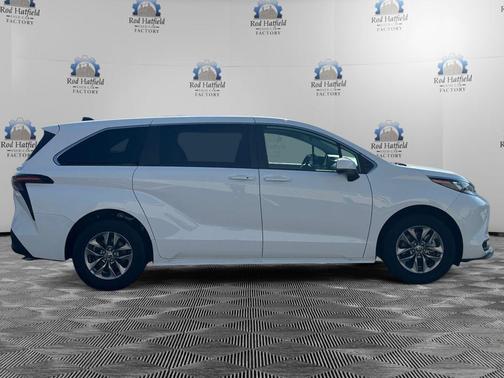 2024 Toyota Sienna LE