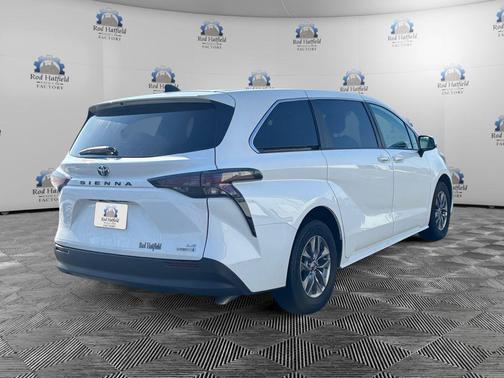 2024 Toyota Sienna LE