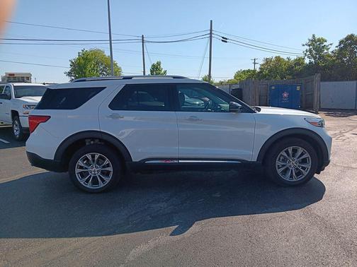 White Metallic 2022 Ford Explorer Limited