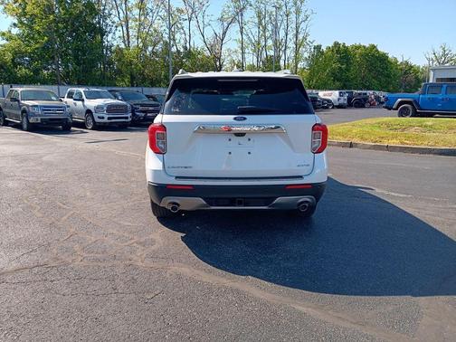 White Metallic 2022 Ford Explorer Limited