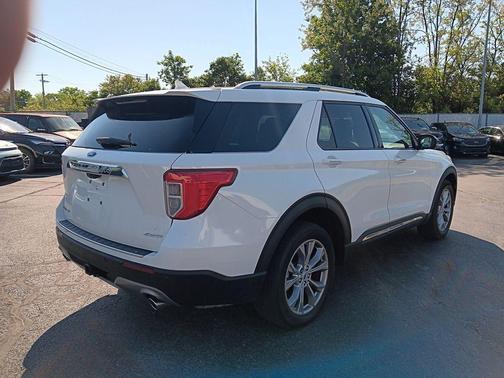 White Metallic 2022 Ford Explorer Limited