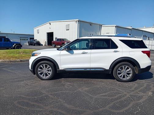 White Metallic 2022 Ford Explorer Limited