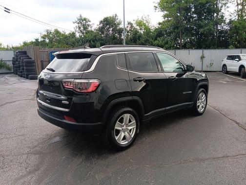 Diamond Black Crystal Pearlcoat 2022 Jeep Compass Latitude