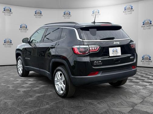 Diamond Black Crystal Pearlcoat 2022 Jeep Compass Latitude