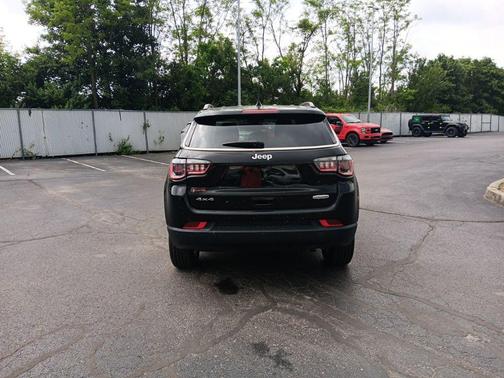 Diamond Black Crystal Pearlcoat 2022 Jeep Compass Latitude
