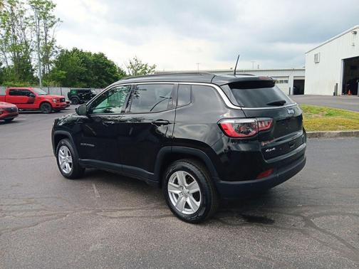 Diamond Black Crystal Pearlcoat 2022 Jeep Compass Latitude