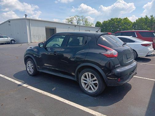 Black 2016 Nissan Juke SV