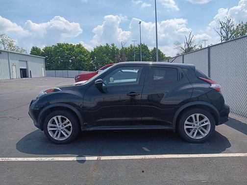 Black 2016 Nissan Juke SV
